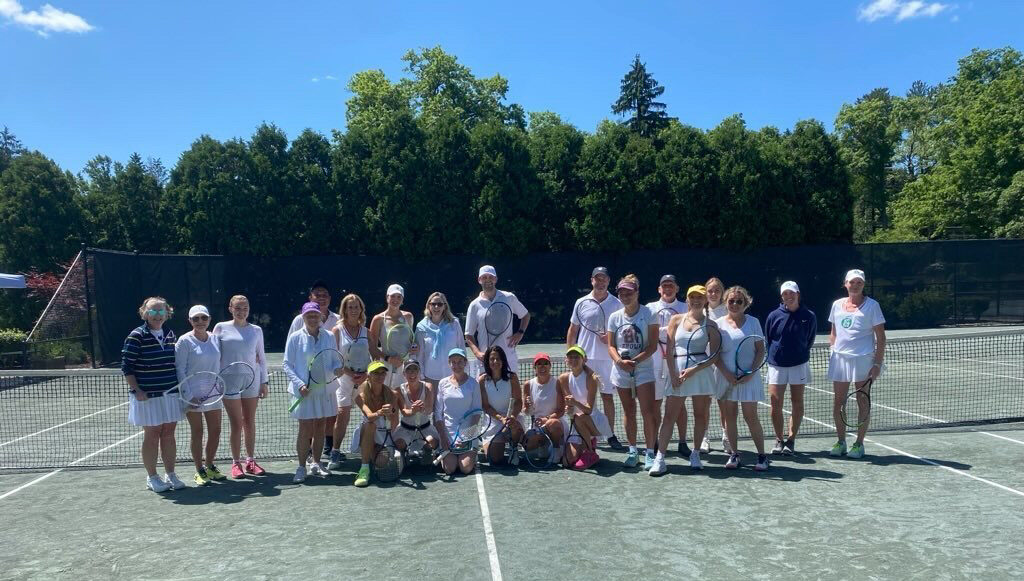 22 tennis players from Lob the Ball in the US join LBCUK's #22ADayUK campaign to raise awareness of the 22 women diagnosed with Lobular Breast Cancer everyday in the UK